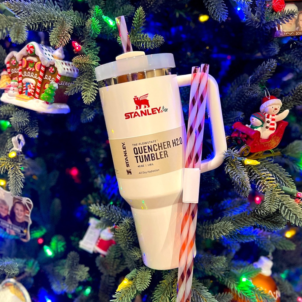 LIMITED EDITION Holiday Quencher 40oz - Mistletoe Twist